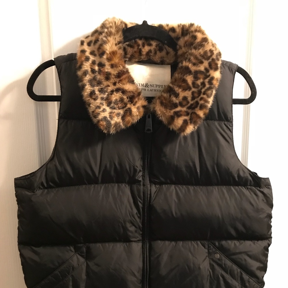 Black puffer vest with cheetah print collar😻
